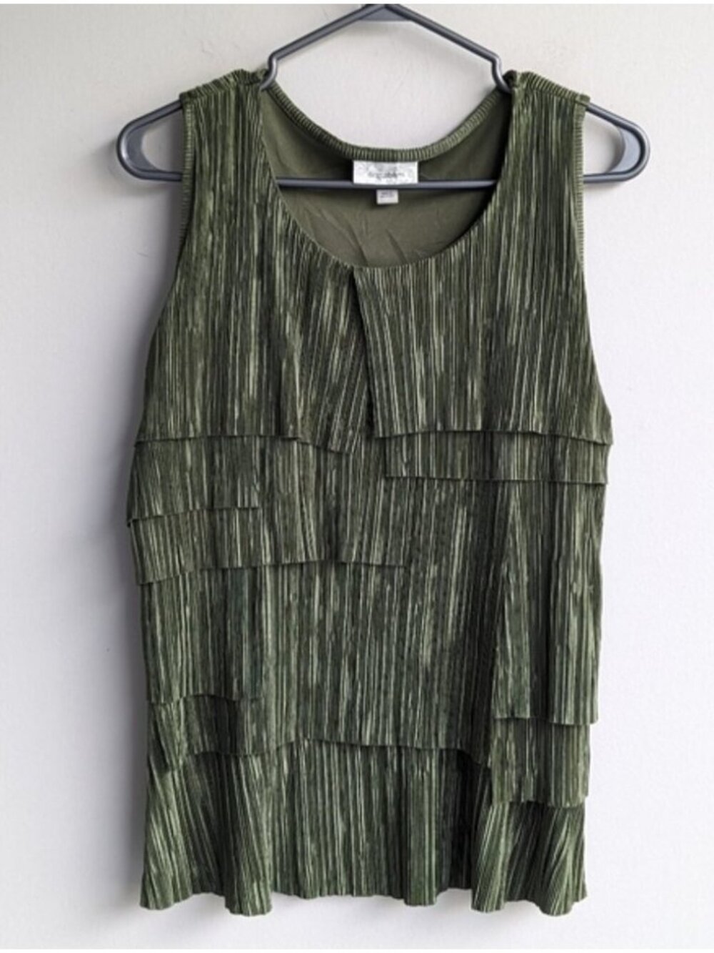 Dress Barn shiny green sleeveless tiered blouse
